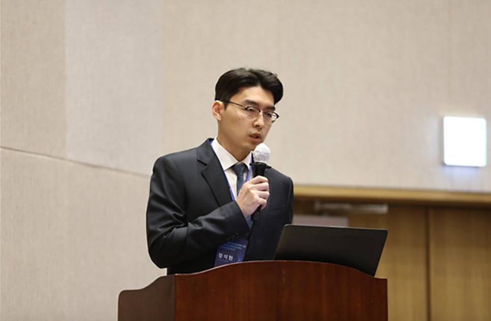 연단에서 마이크를 들고 발표하는 정석현 원장