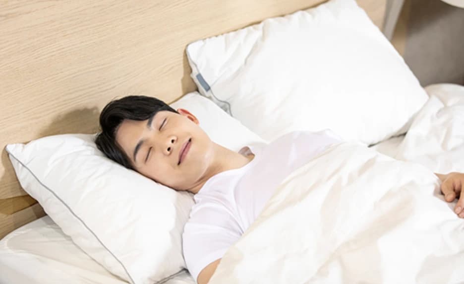 침구에 누워 편안히 쉬는 모습. 의식하진정법 설명을 위한 참고 사진이며 실제 치과 진료 장면은 아닙니다.