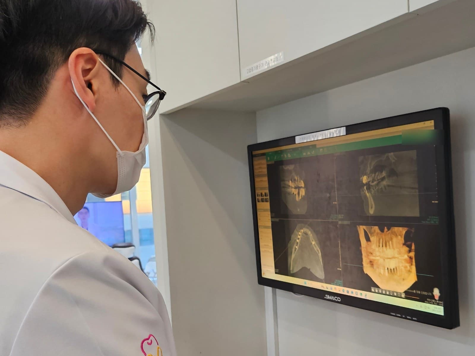 진료용 모니터에 띄운 3D CT 영상을 확인하는 의료진