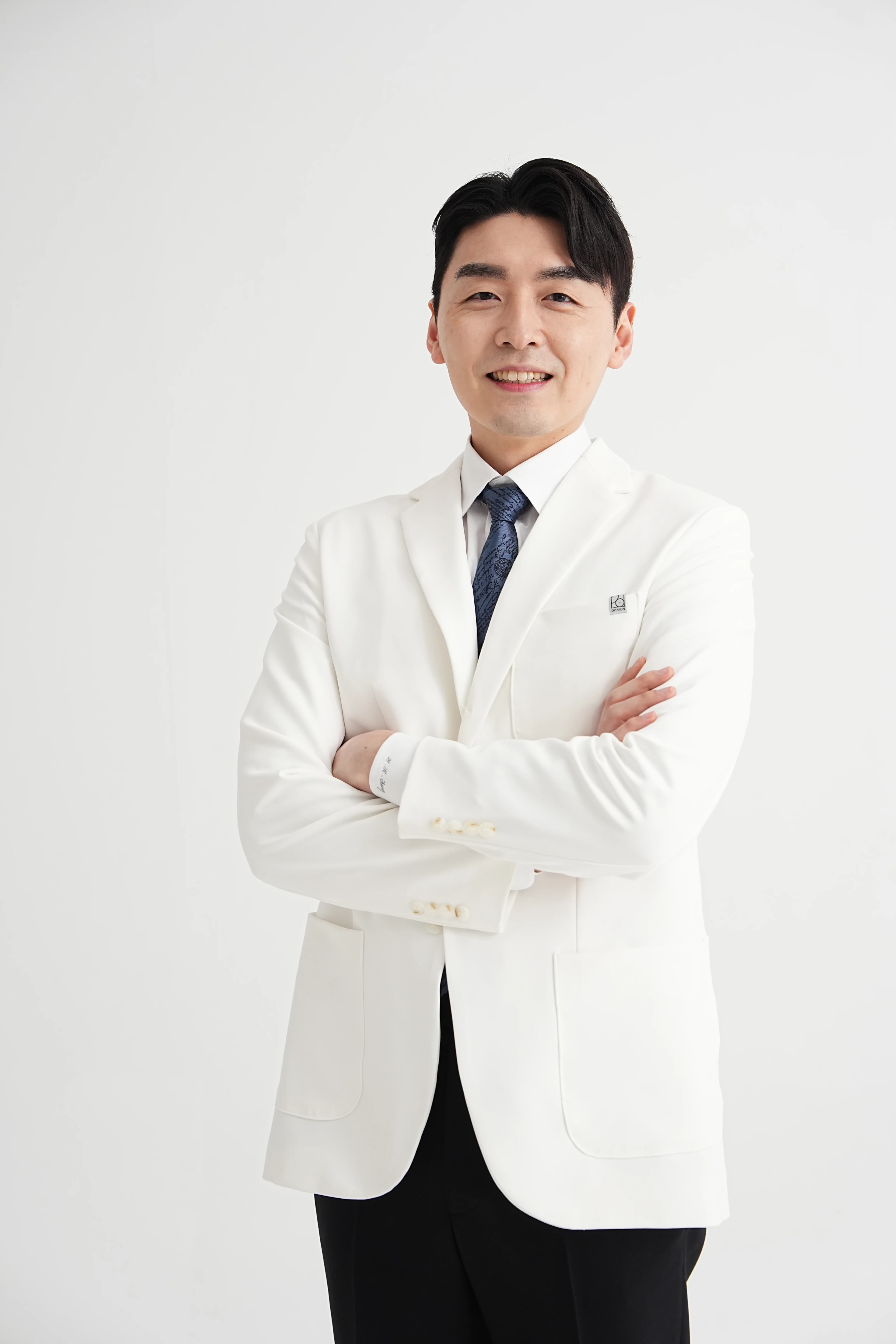 원문 세로 띠 여섯 장을 이어 복원한 의료진 인물사진