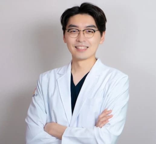 원문 세로 띠 7개를 연결한 의료진 소개 사진