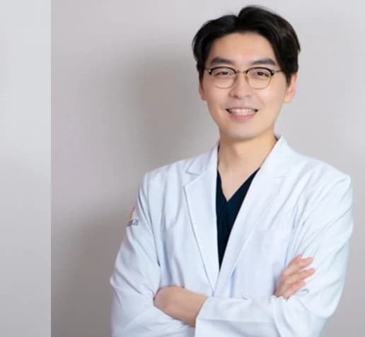 원문 말미의 세로 띠 7개를 왼쪽부터 이어 복원한 의료진 인물사진